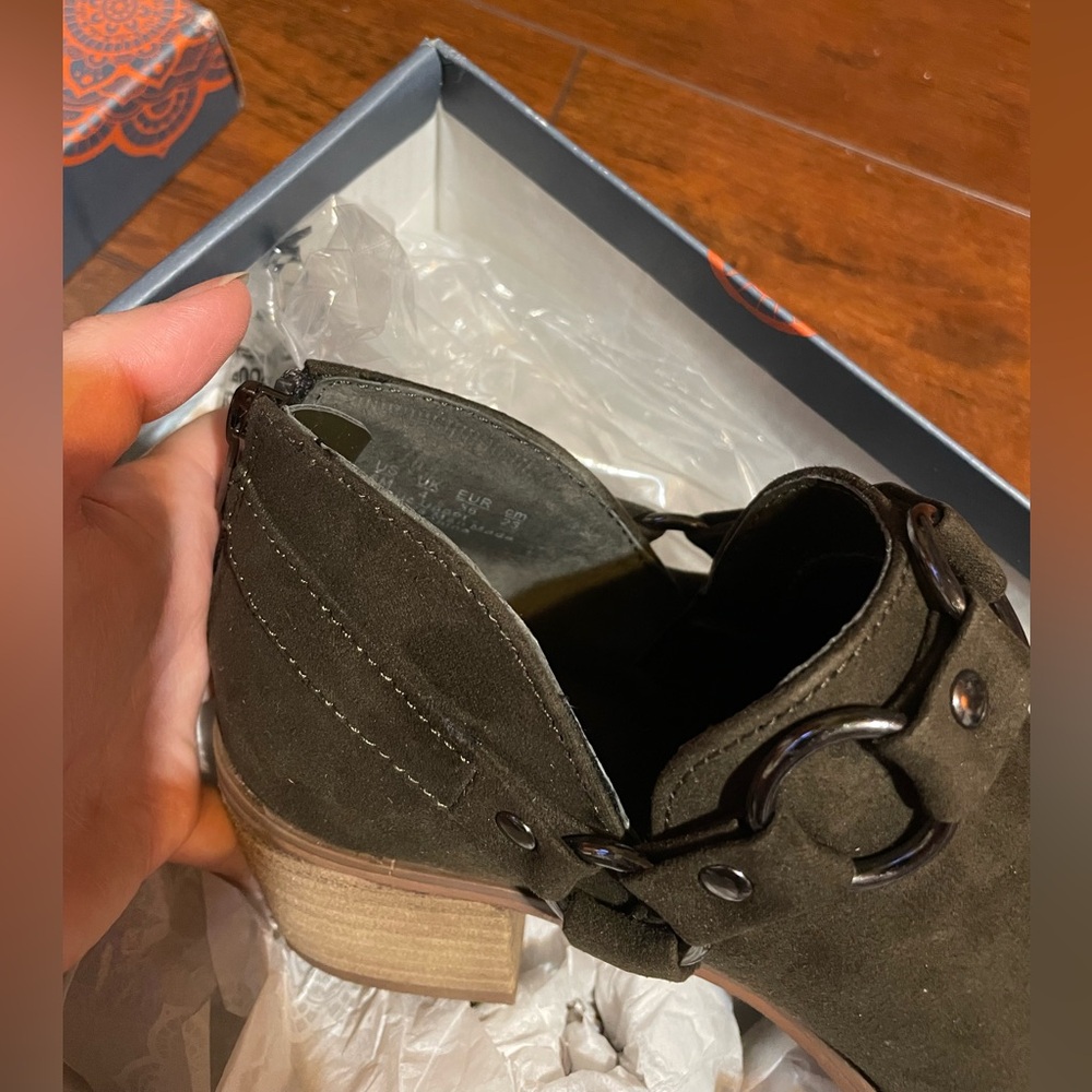 Carlos Santana  /Size 6/ Dark Brown Ankle Booties with Buckle Detail - Picture 3 of 8